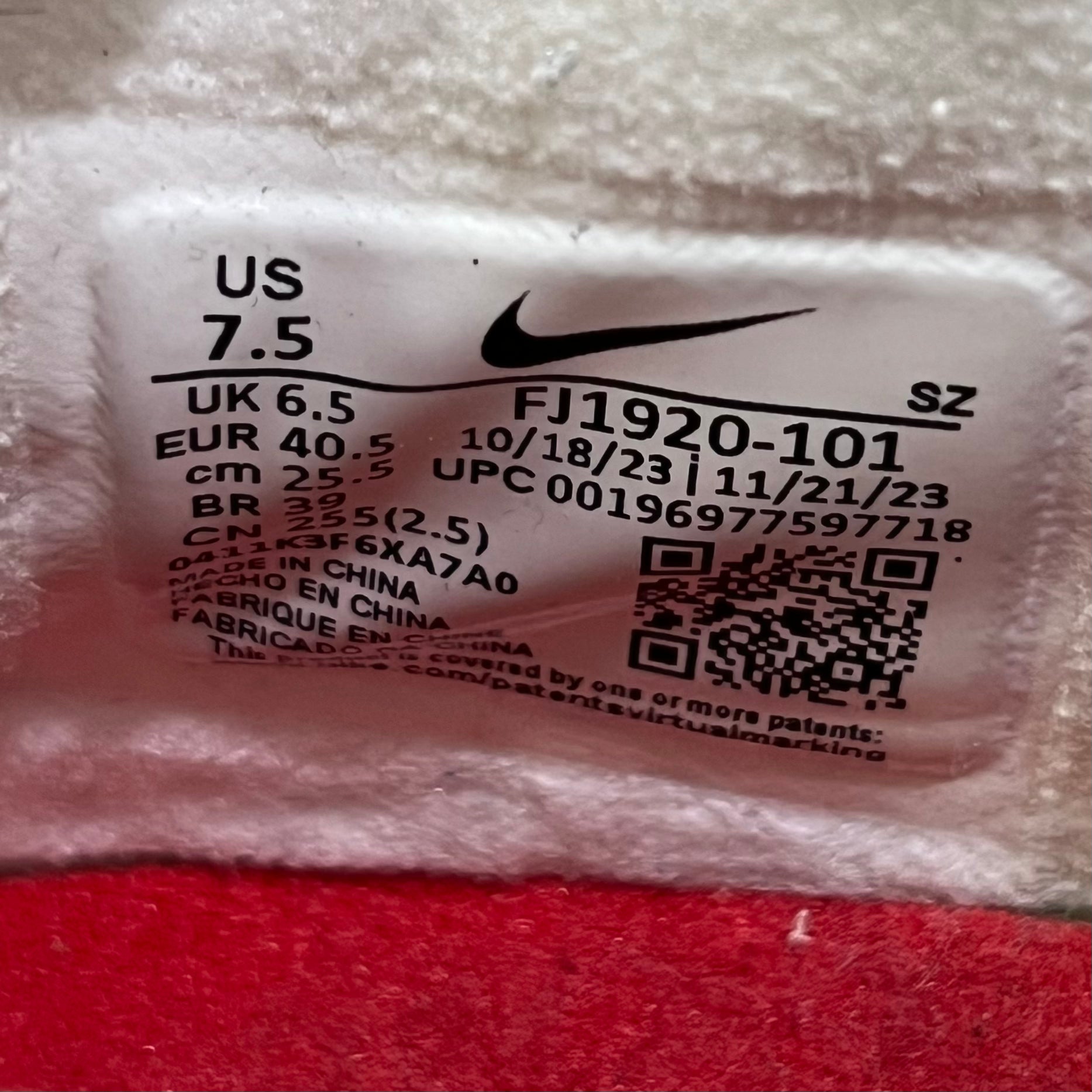 NIKE ACG AIR EXPLORAID "UMIVERSITY RED"