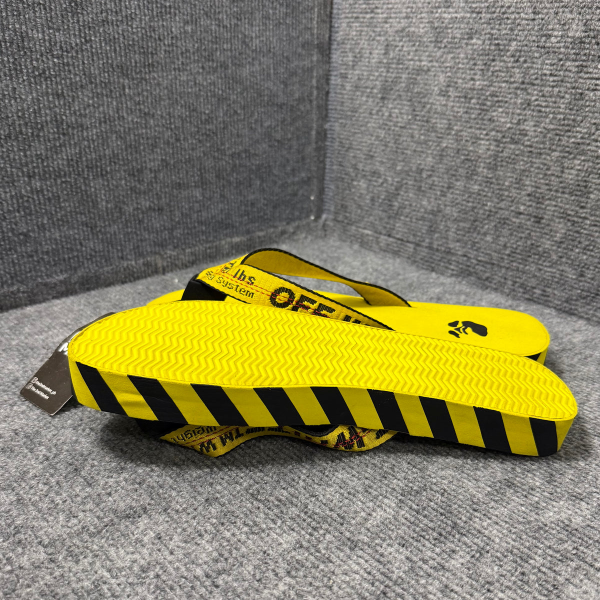 OFF-WHITE FLIP FLOPS