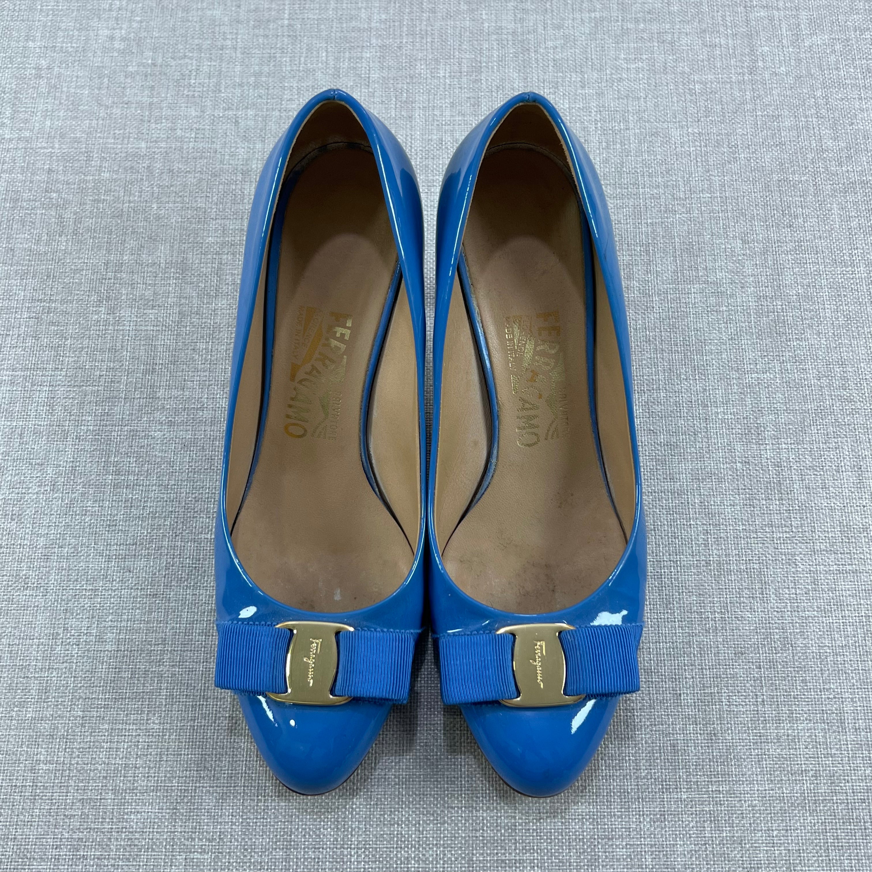 SALVATORE FERRAGAMO BLUE PATENT LEATHER PUMPS