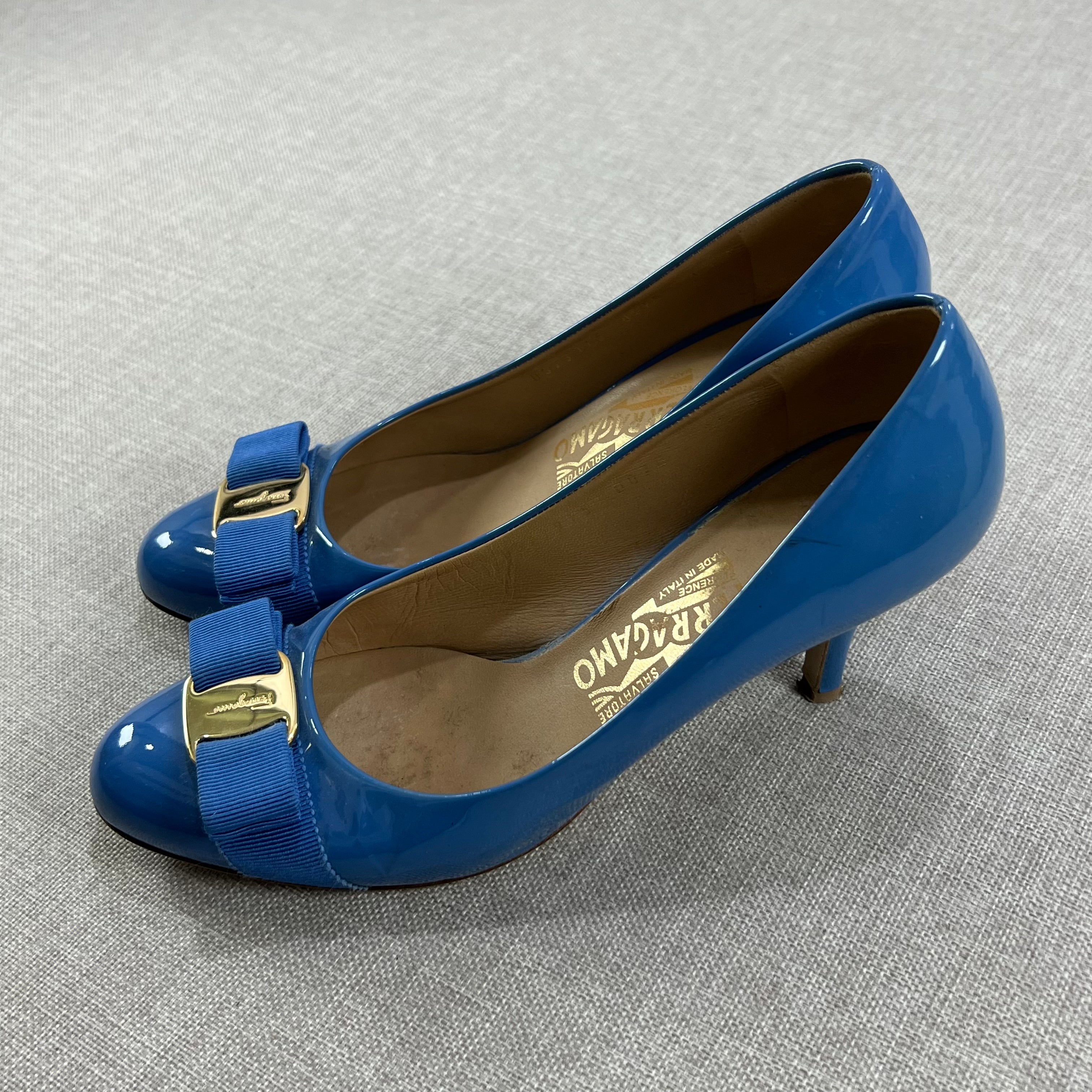 SALVATORE FERRAGAMO BLUE PATENT LEATHER PUMPS
