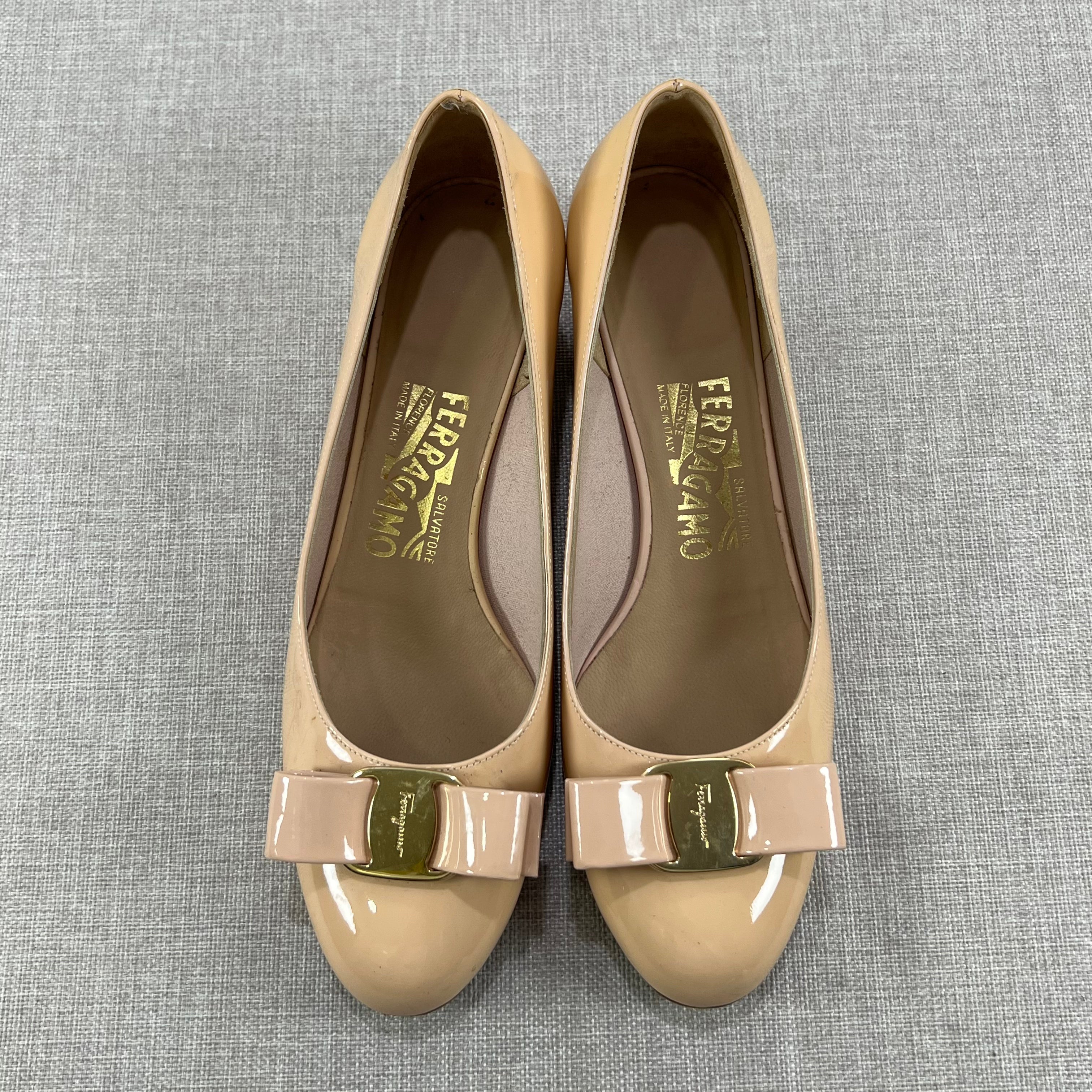 SALVATORE FERRAGAMO VARA PUMPS BEIGE