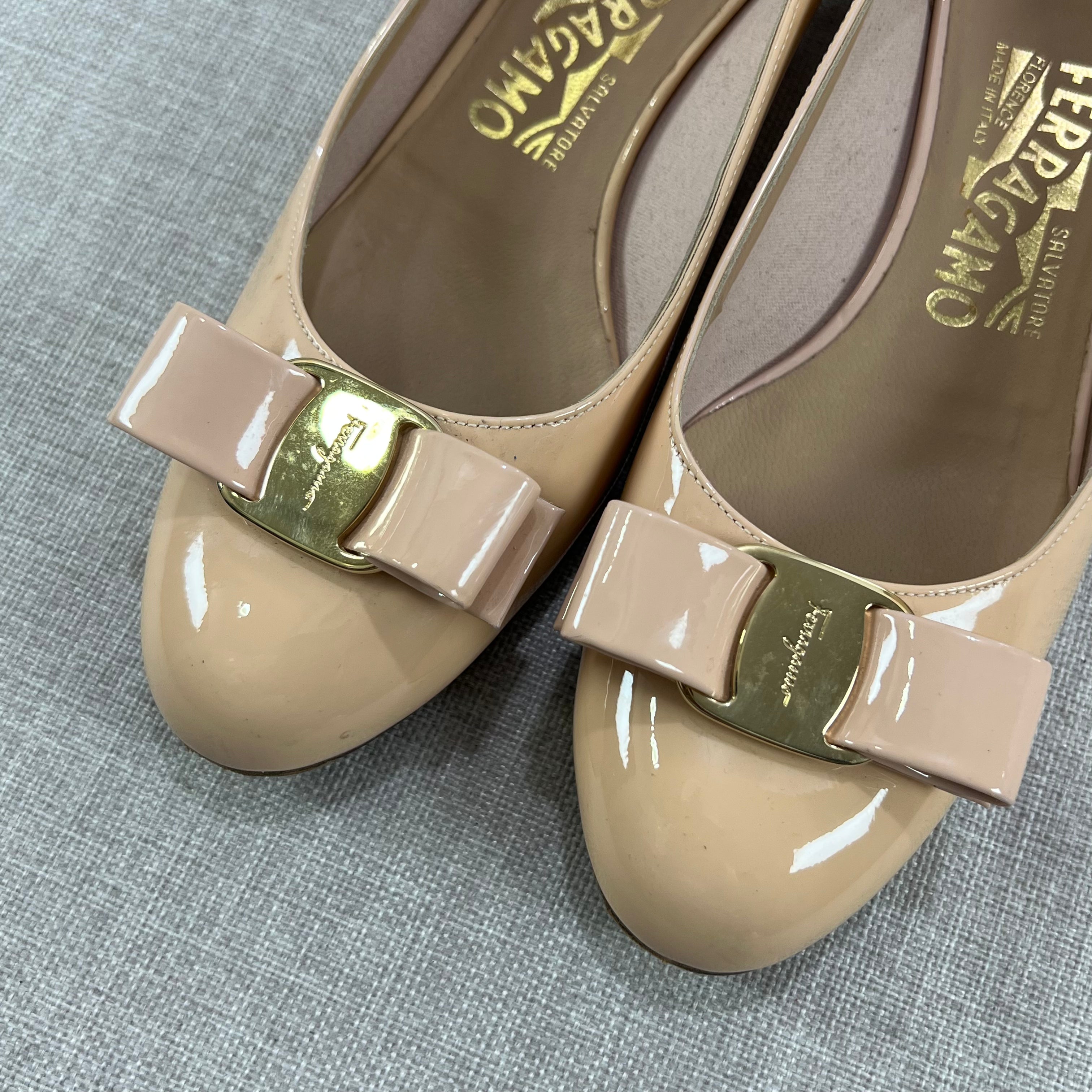 SALVATORE FERRAGAMO VARA PUMPS BEIGE