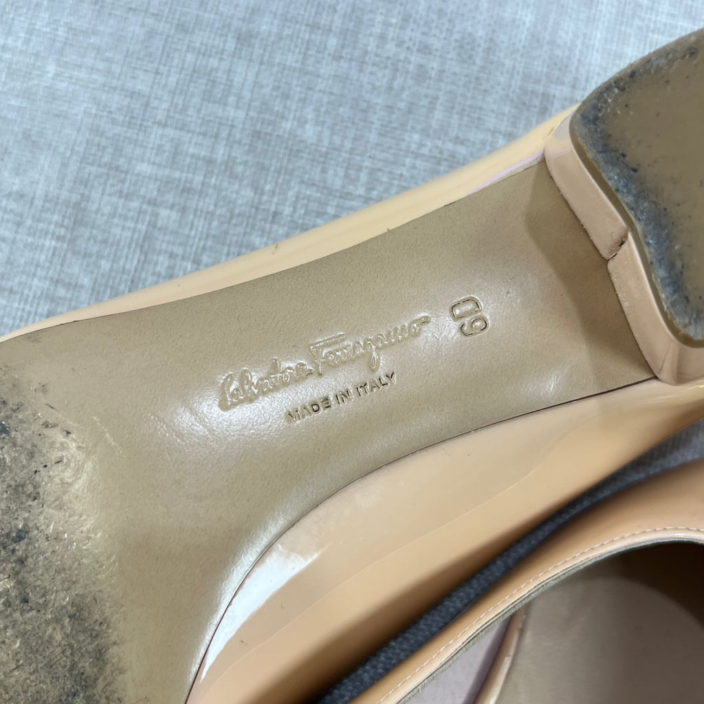 SALVATORE FERRAGAMO VARA PUMPS BEIGE