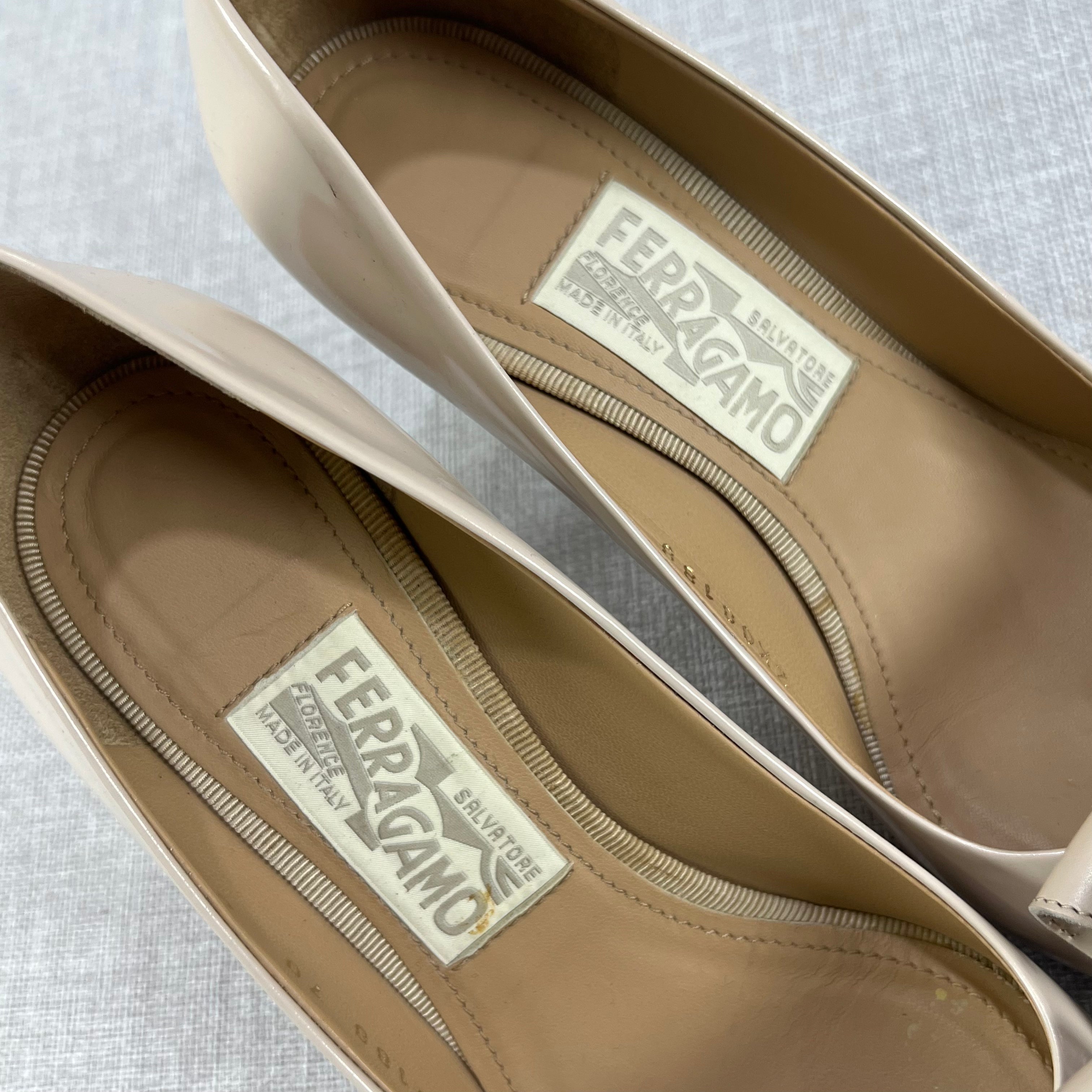 SALVATORE FERRAGAMO BEIGE PATENT