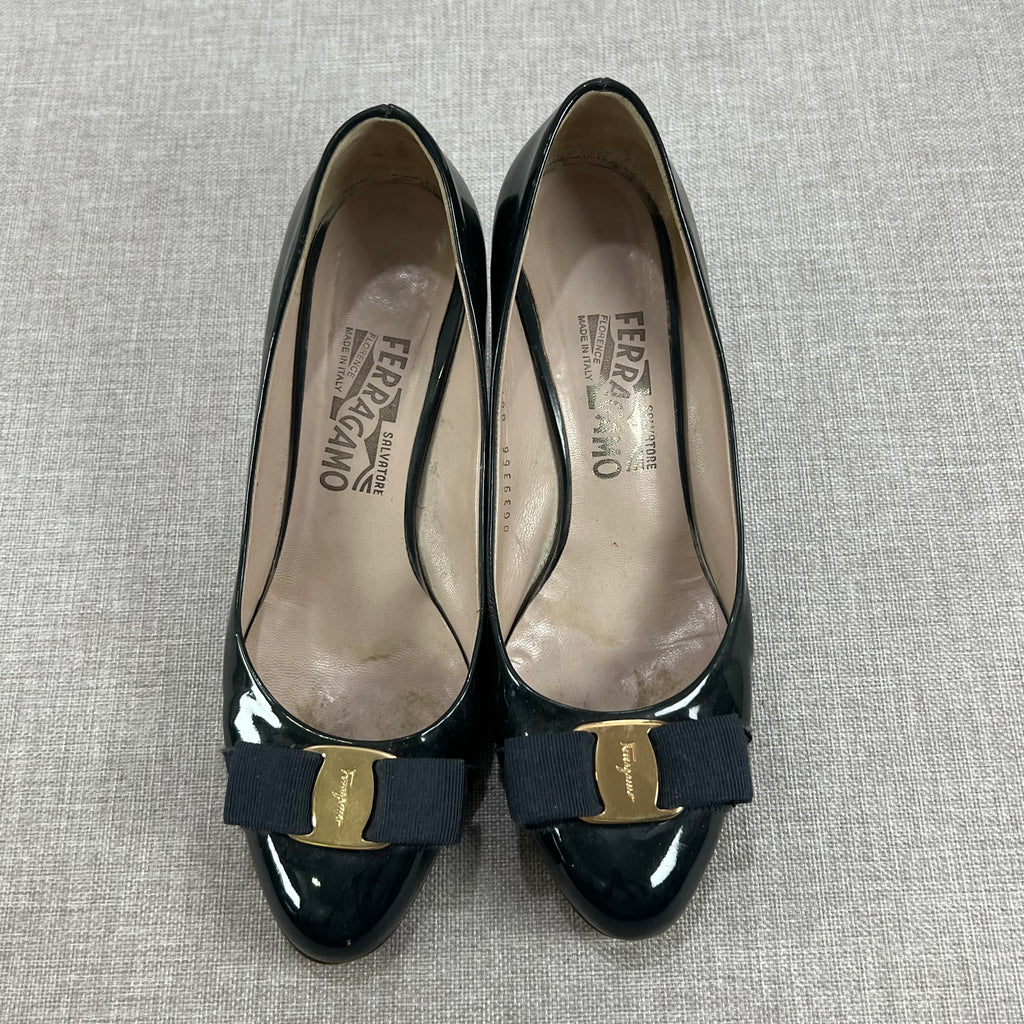SALVATORE FERRAGAMO BLACK PATENT LEATHER VARA BOW PUMPS