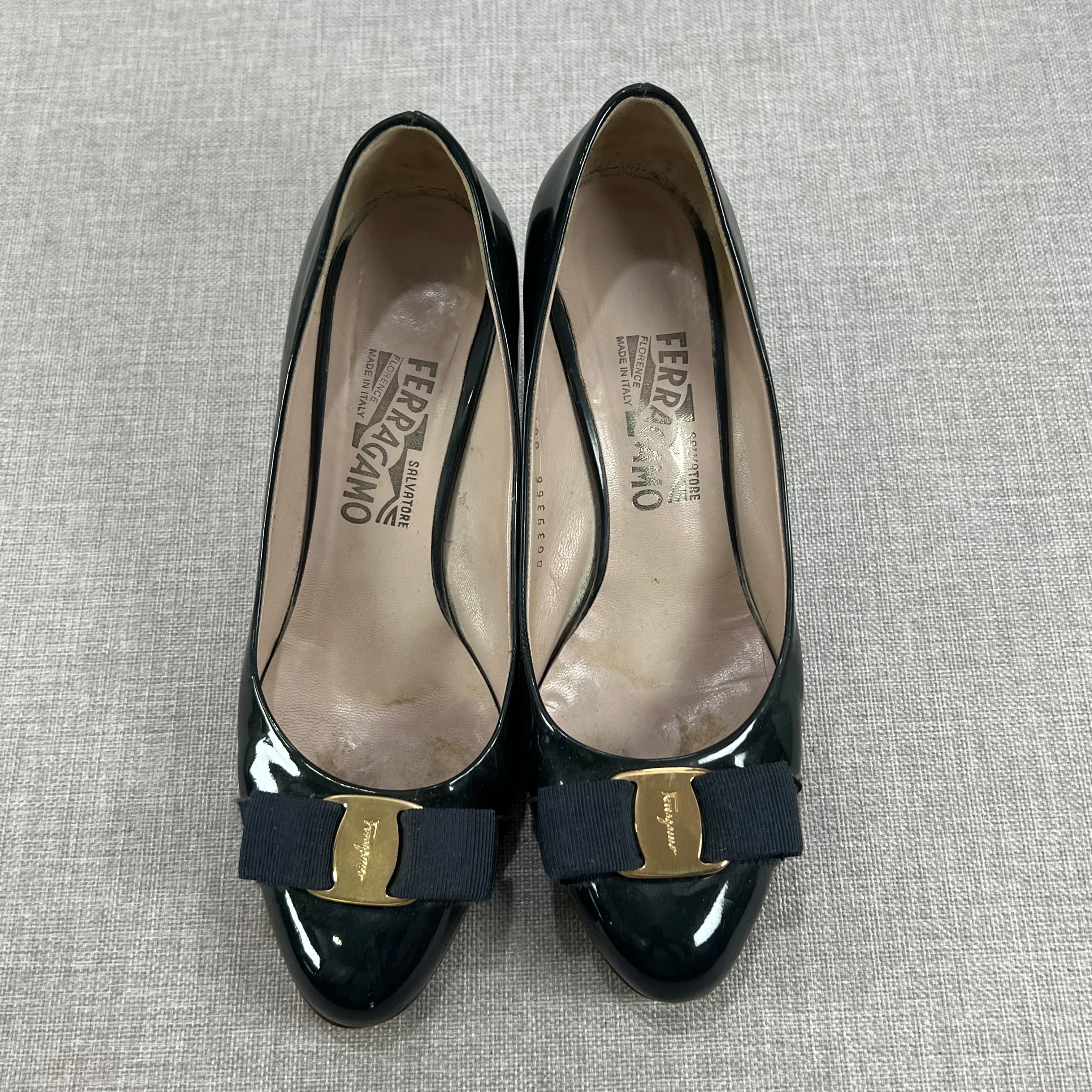 SALVATORE FERRAGAMO BLACK PATENT LEATHER VARA BOW PUMPS