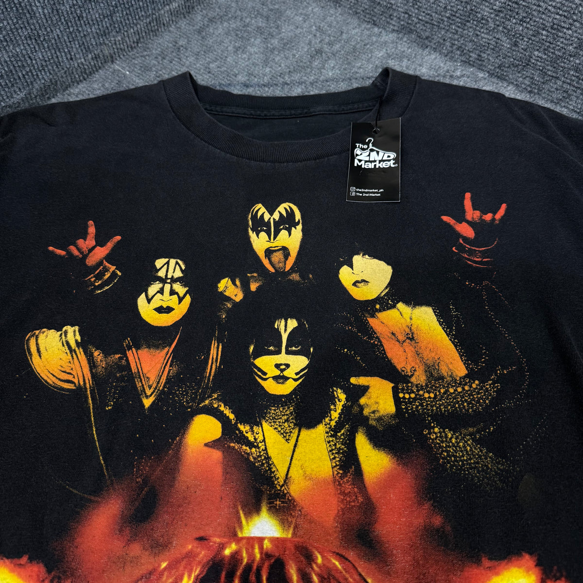 THE SHOW ON EARTH KISS TEE