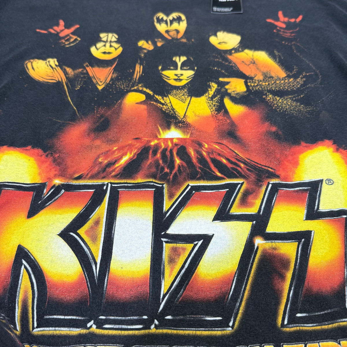 THE SHOW ON EARTH KISS TEE
