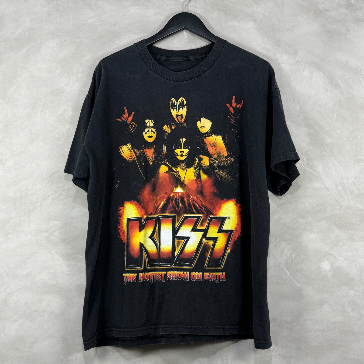 THE SHOW ON EARTH KISS TEE