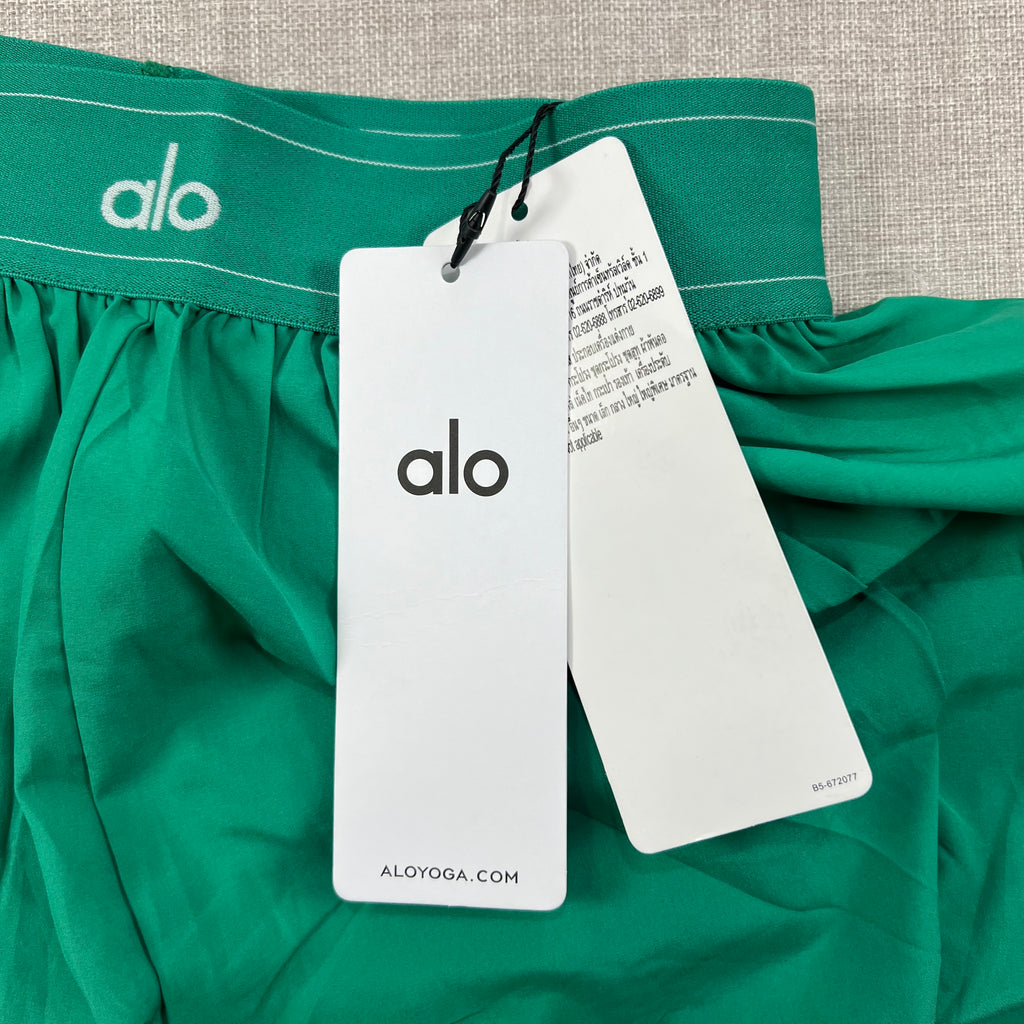ALO YOGA MATCH POINT SHORTS VIBRANT GREEN