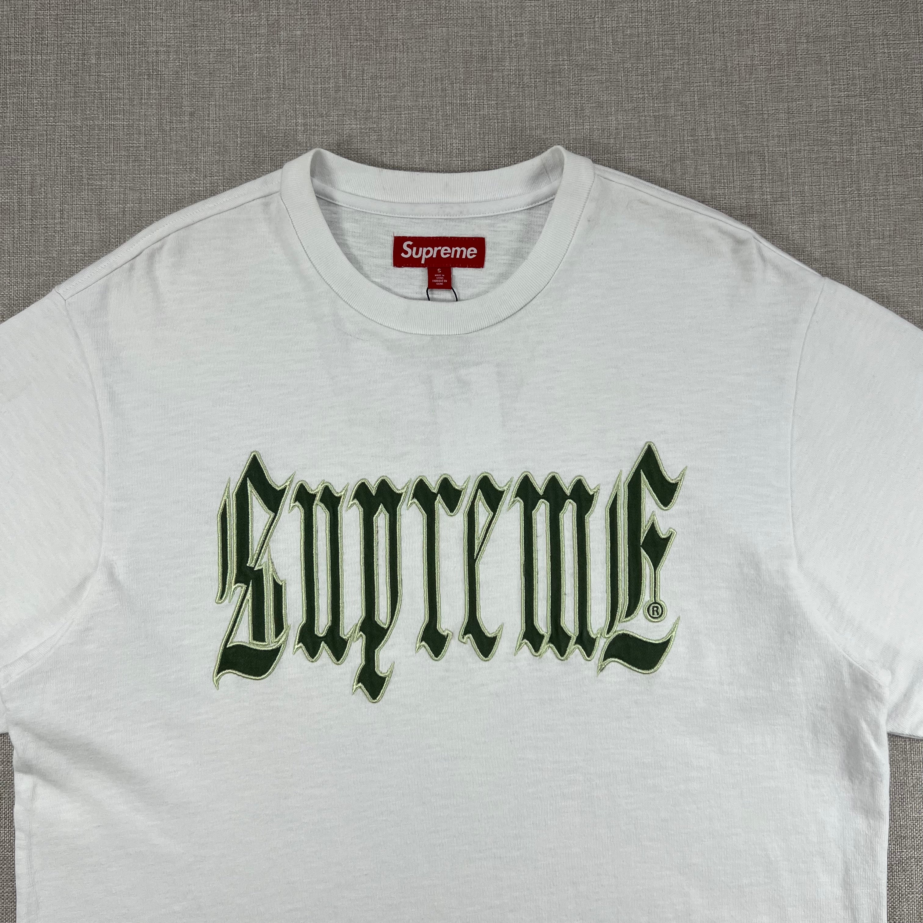 SUPREME OLD ENGLISH TEE
