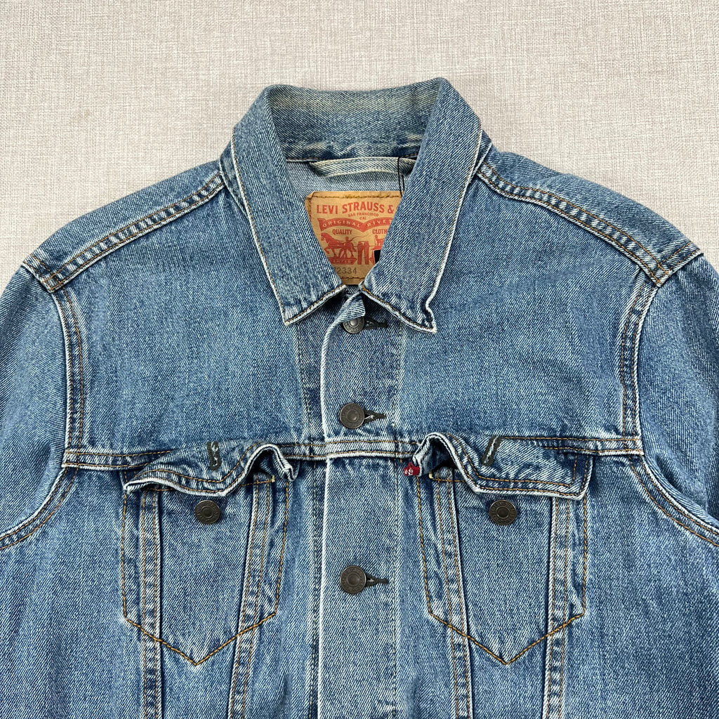 LEVI'S THE TRUCKER JACKET IN A CLASSIC MEDIUM-BLUE WASH