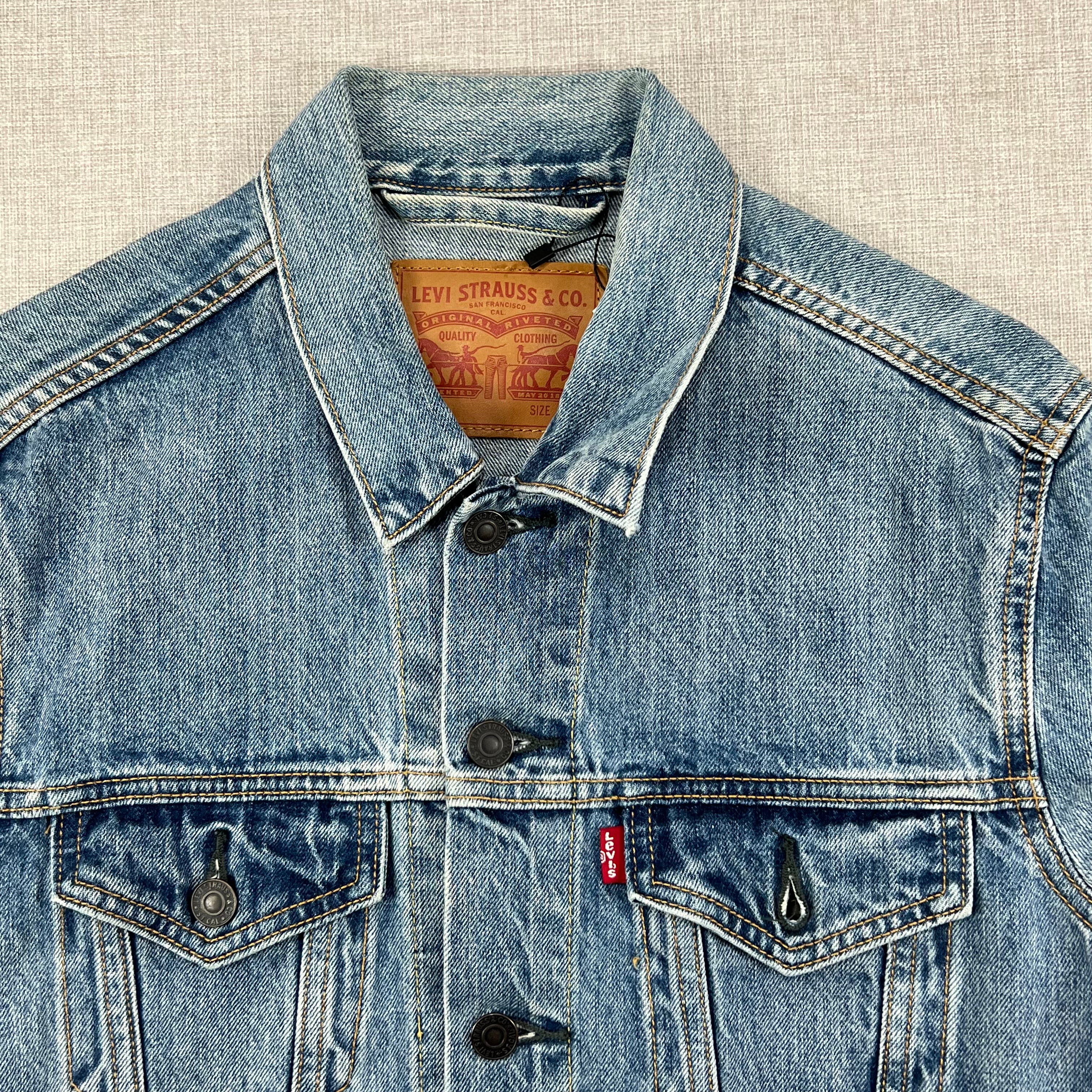 LEVI'S CLASSIC LIGHT-WASH TRUCKER JACKET