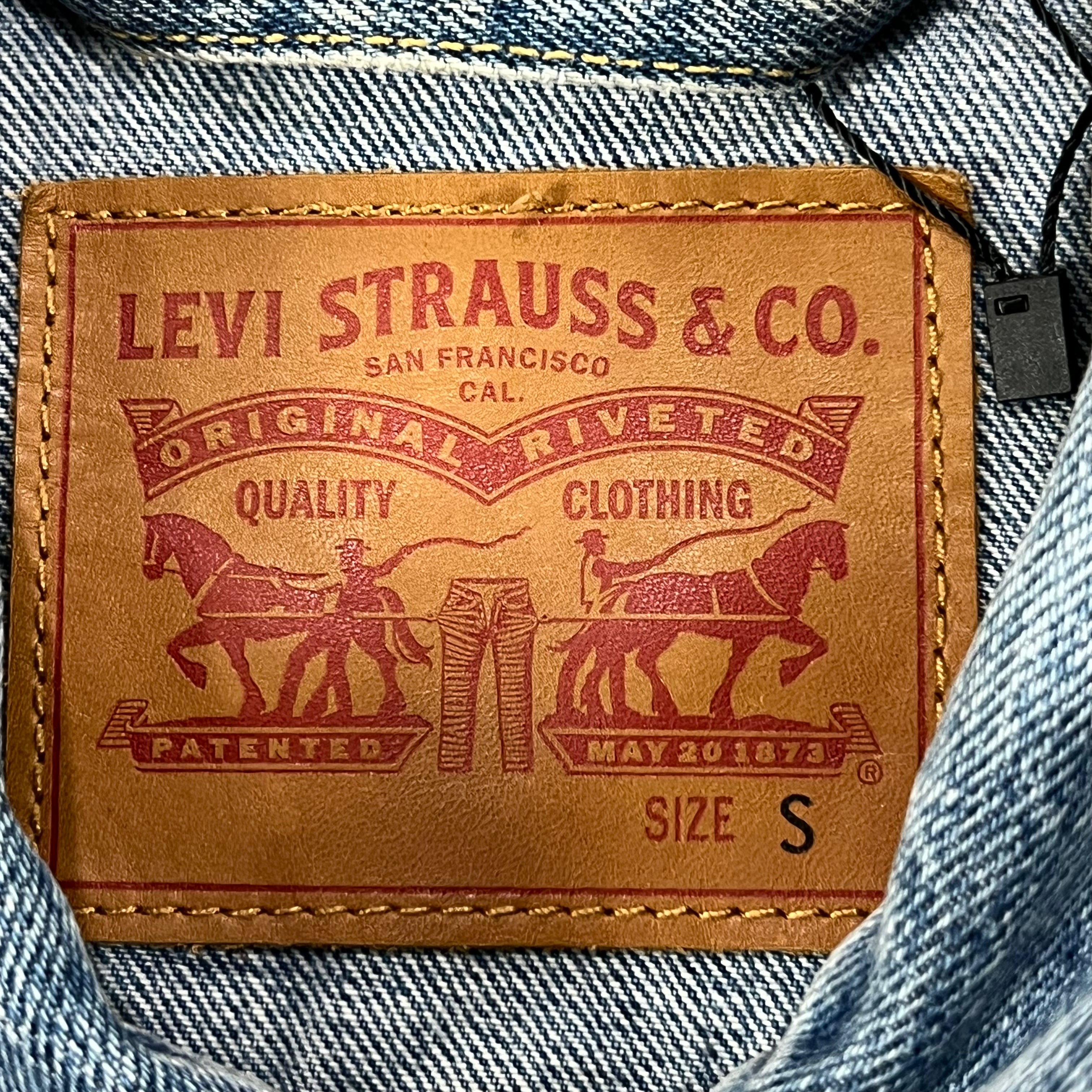 LEVI'S CLASSIC LIGHT-WASH TRUCKER JACKET
