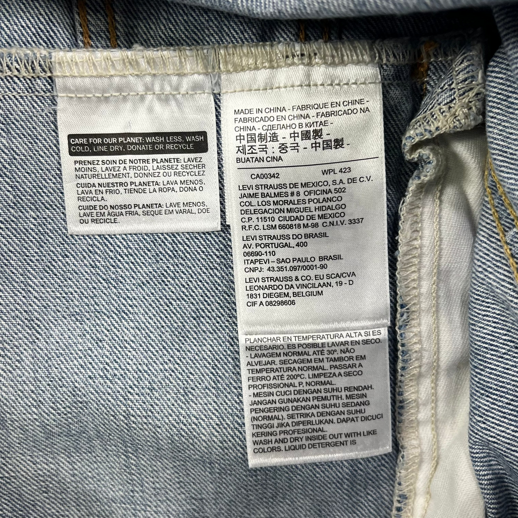LEVI'S CLASSIC LIGHT-WASH TRUCKER JACKET