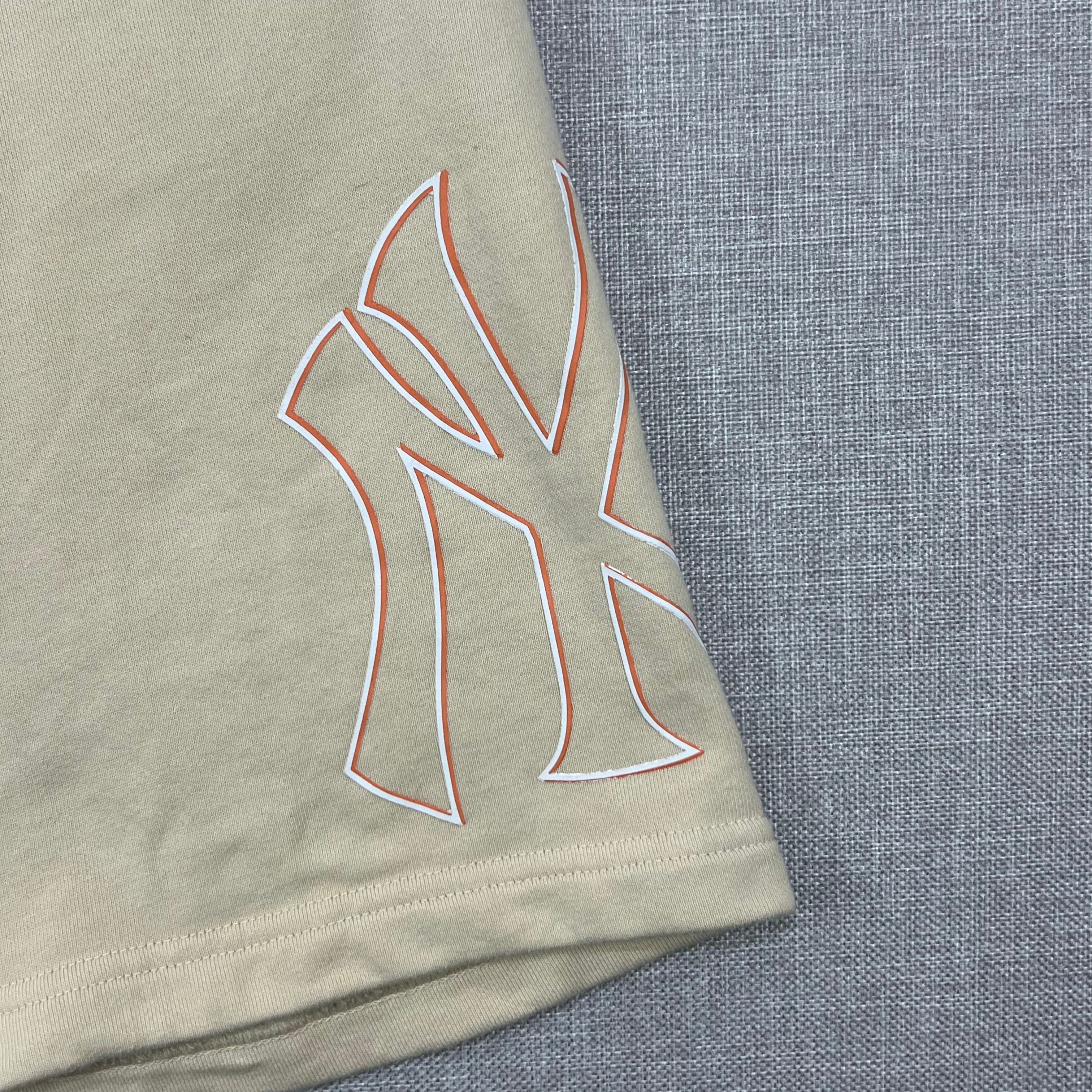 CREAM-COLORED MLB NEW YORK YANKEES LIFESTYLE SHORTS