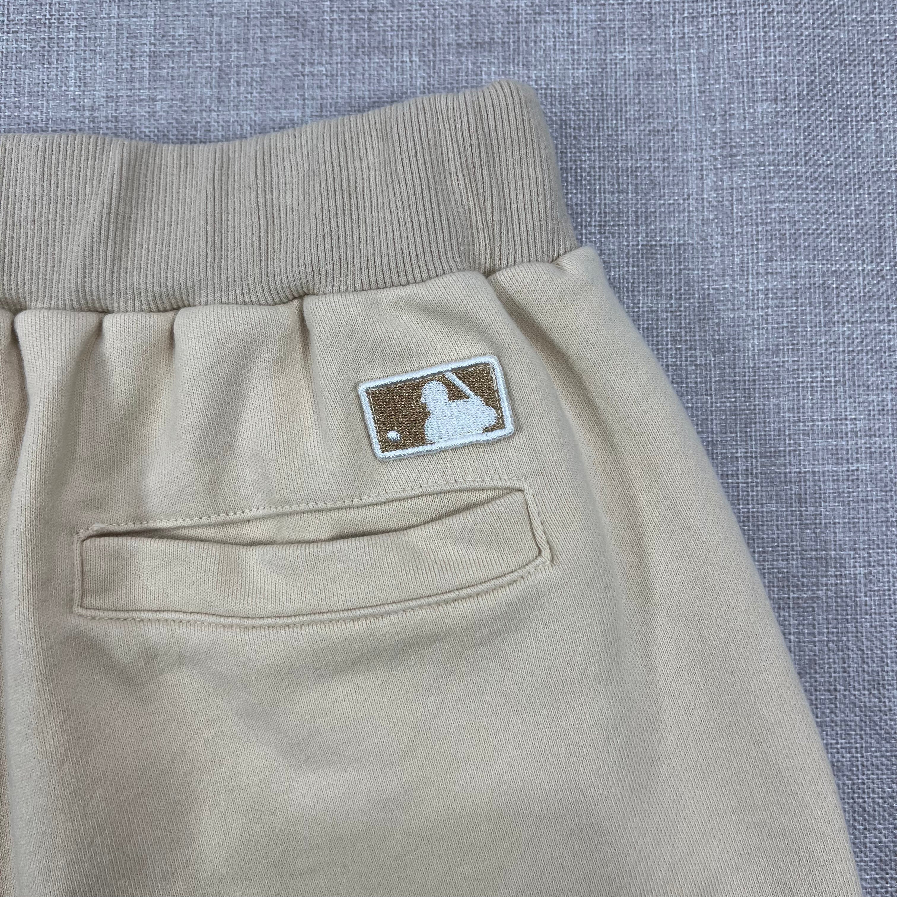 CREAM-COLORED MLB NEW YORK YANKEES LIFESTYLE SHORTS