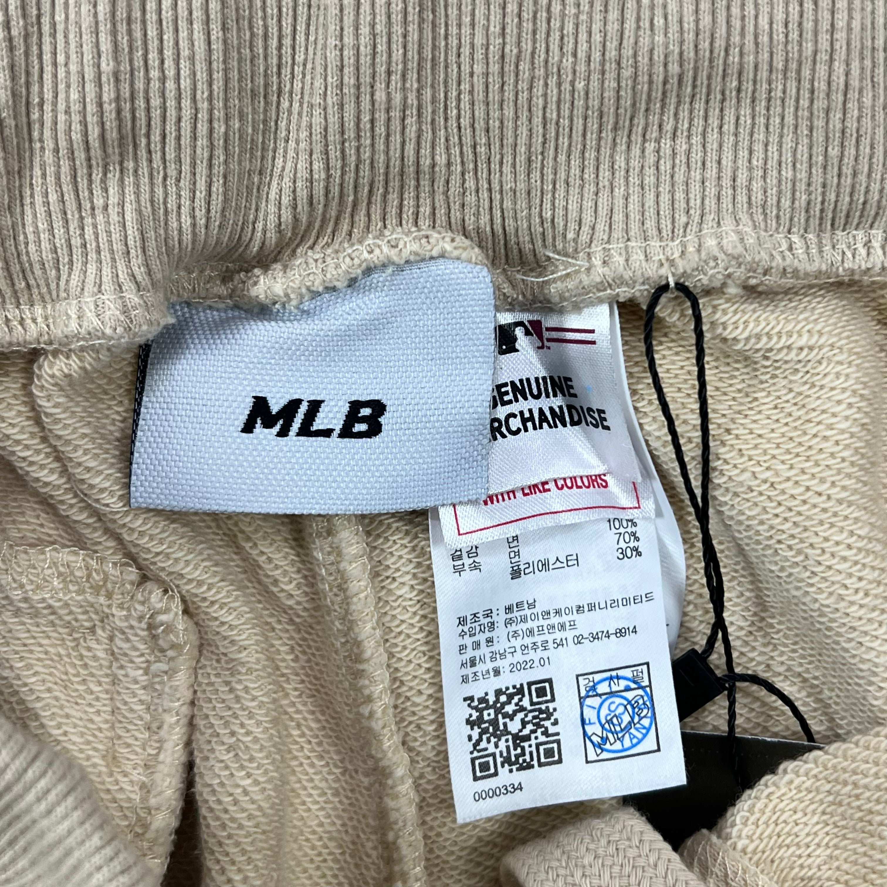 CREAM-COLORED MLB NEW YORK YANKEES LIFESTYLE SHORTS