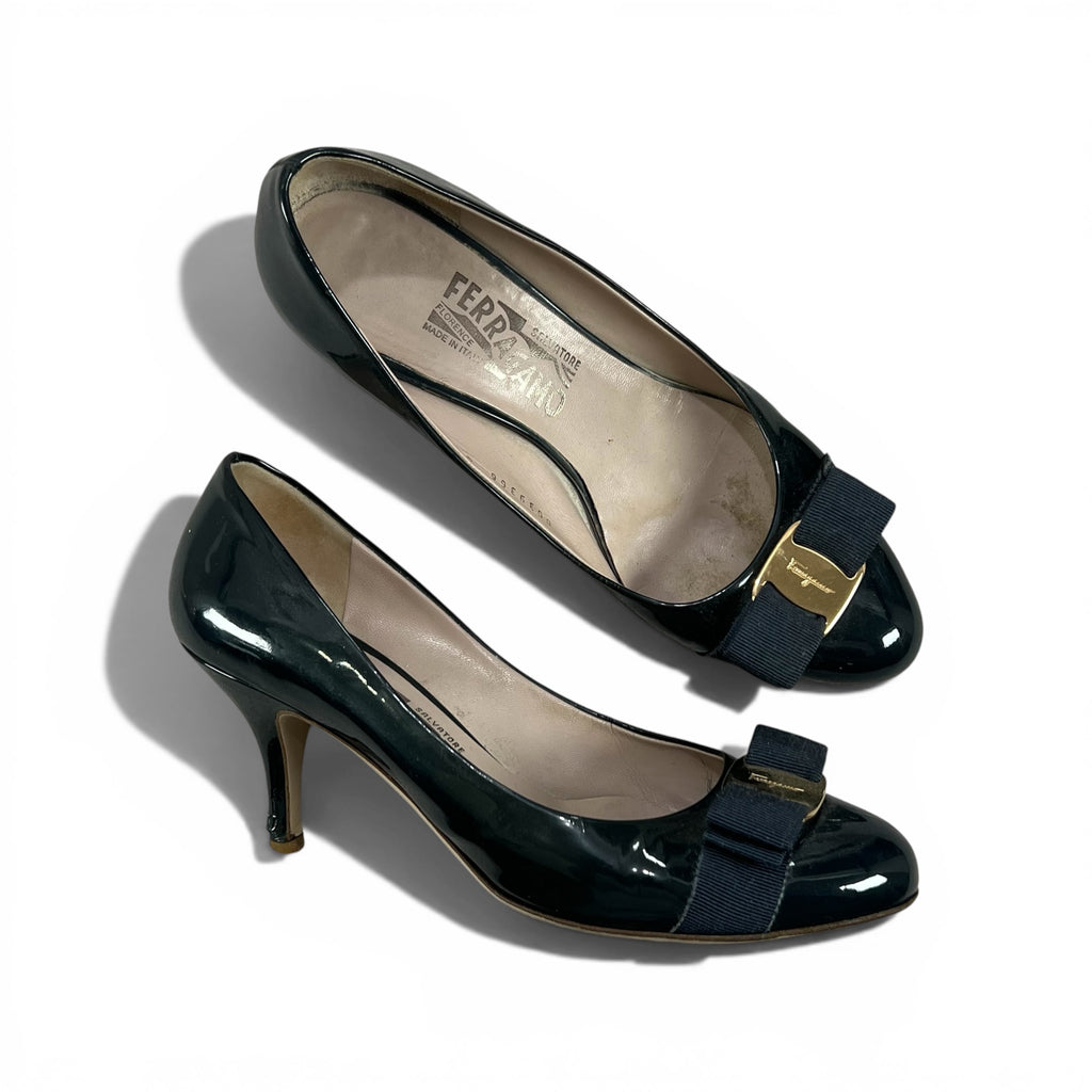 SALVATORE FERRAGAMO BLACK PATENT LEATHER VARA BOW PUMPS