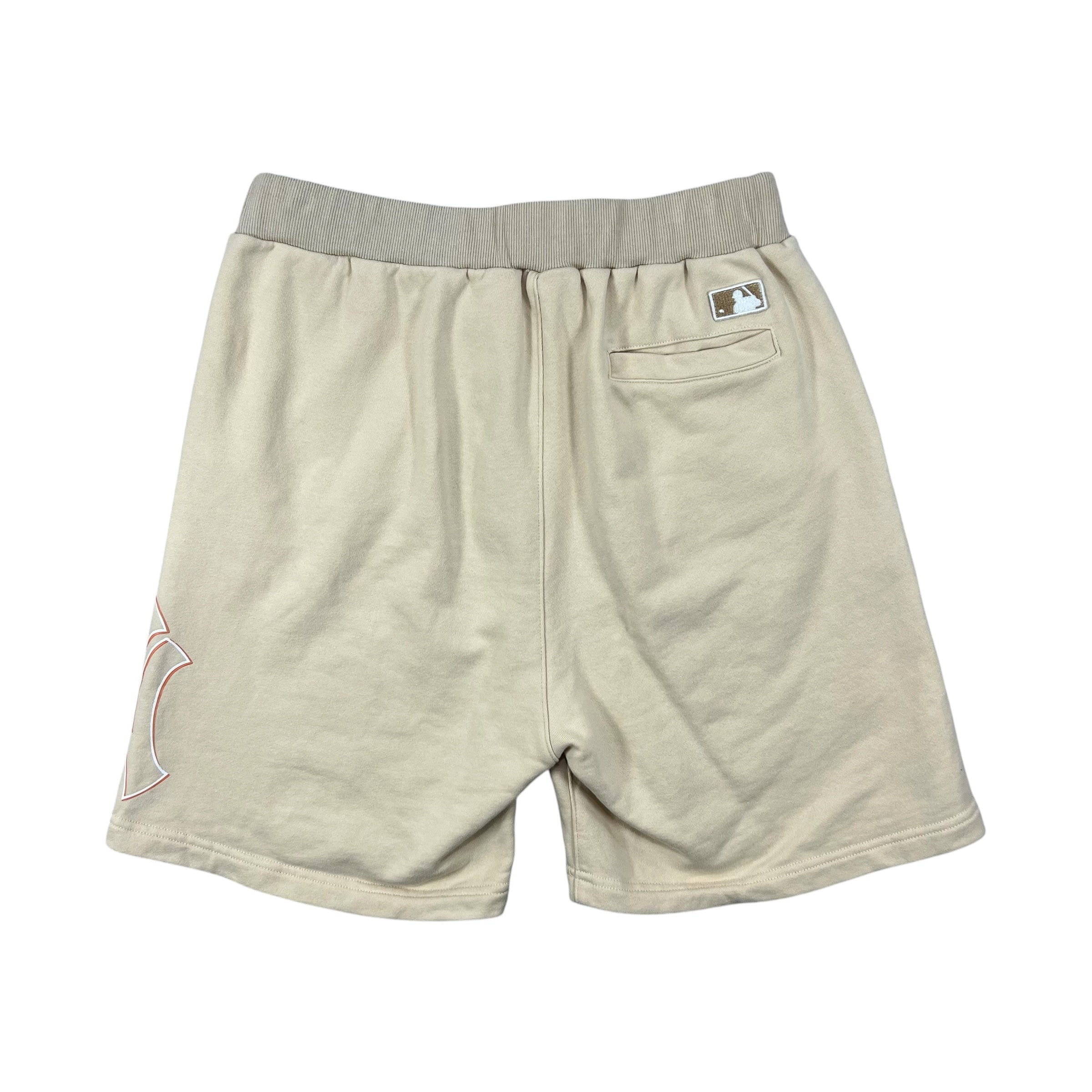 CREAM-COLORED MLB NEW YORK YANKEES LIFESTYLE SHORTS
